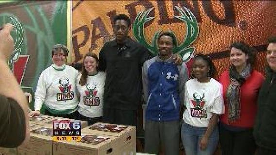 Milwaukee Bucks donate Thanksgiving dinners