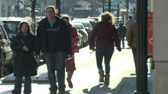 Cold shoppers hunt for last-minute gifts on Christmas Eve