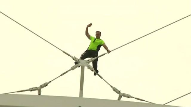 Daredevil performer Nik Wallenda completes walk across rim of 400-foot wheel in Orlando