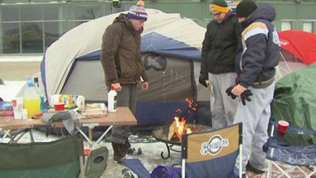 Baseball fans brave winter conditions for Brewers tickets