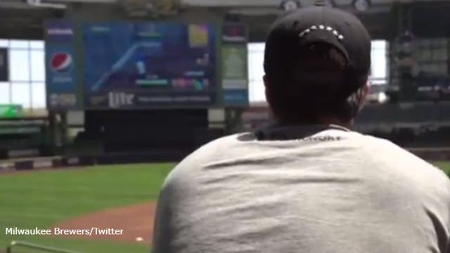 Brewers' Josh Hader, Brett Phillips play 'Fortnite' on the scoreboard at Miller Park