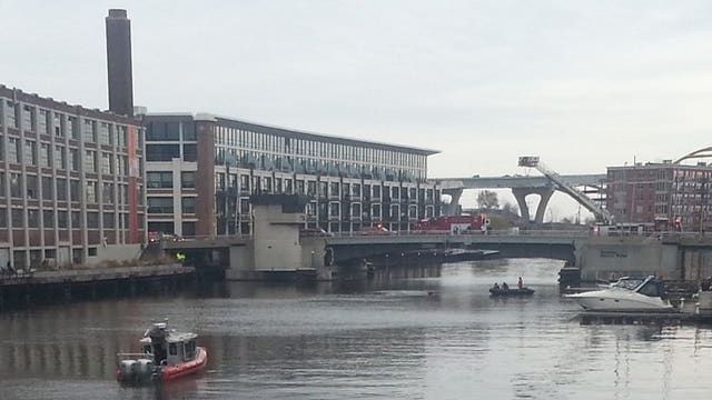 SEARCH SUSPENDED: Dive Team called to Milwaukee River, but missing swimmer not found