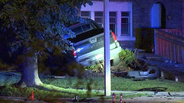 Police pursuit of homicide suspect ends in crash on Milwaukee's north side