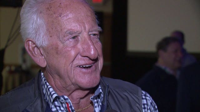 'I love the guy:' Bob Uecker honored at Brewers' spring training