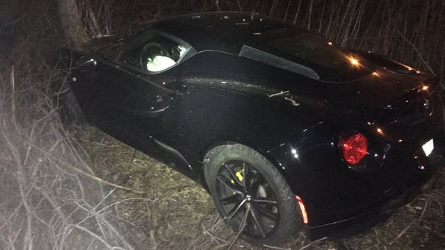 Officials: 2 suspects on the run after crashing car into tree at Hawley Rd. off ramp