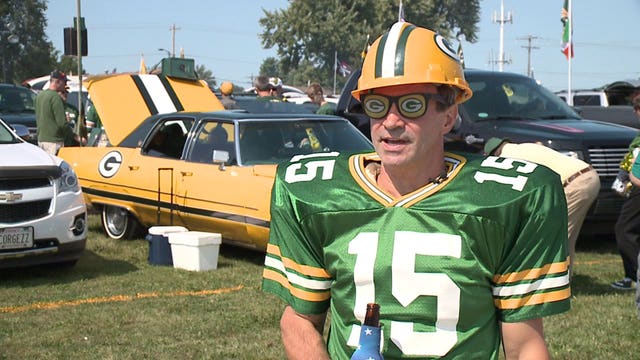 Green and gold '72 Cadillac captivates fans at Lambeau; contains something even more special in trunk