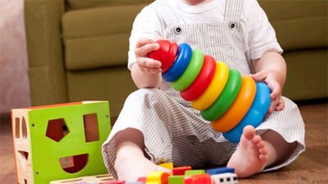 Roundy's donates $5,000 and toys to "Toys for Tots"