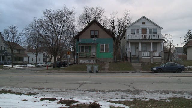 Fire forces 7 people from their homes near 28th and St. Paul in Milwaukee; no one hurt