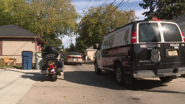 Police: 15-year-old shot in apartment building near 47th and Clarke