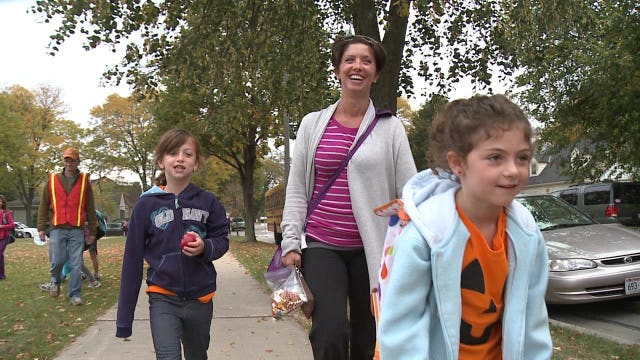 Hundreds in Wauwatosa take part in International Walk to School Day