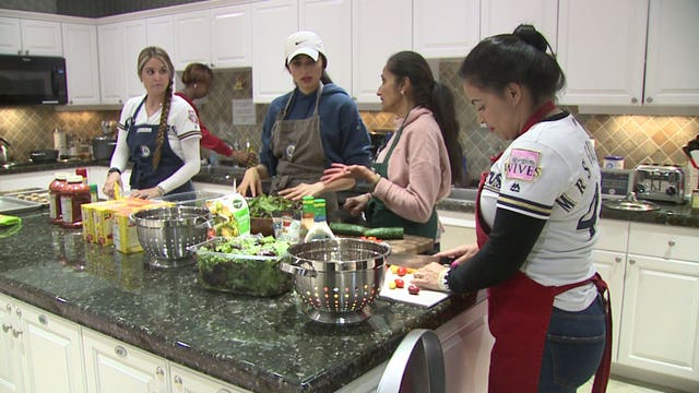 'Great opportunity:' Brewers' wives give back, serving dinner for vets' families at Fisher House Wisconsin