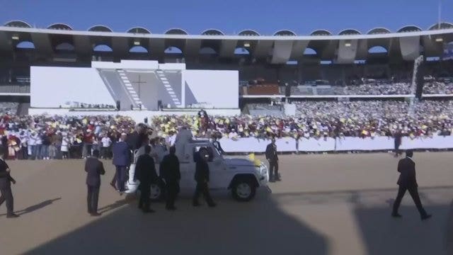 Pope praises girl who zipped by security to give him letter