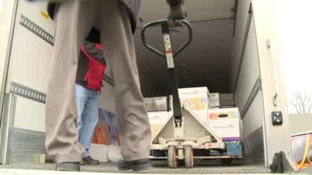 Community groups deliver Thanksgiving food baskets
