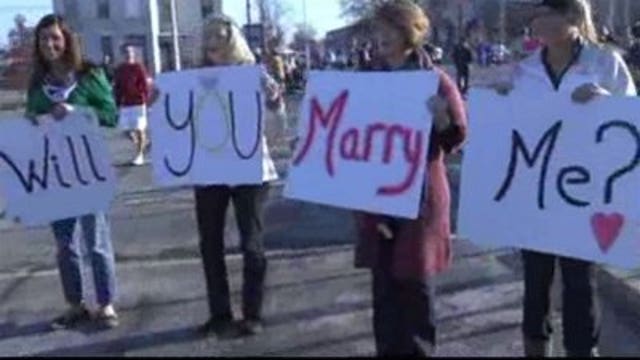 Man proposes to girlfriend at finish line of Turkey Day 5K