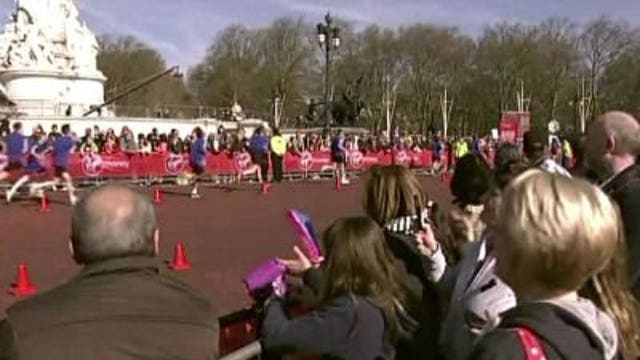 London Marathon begins with a moment of silence