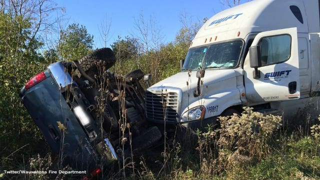 Crash involving semi, pickup truck causes backups on I-41/45 southbound at Swan Boulevard