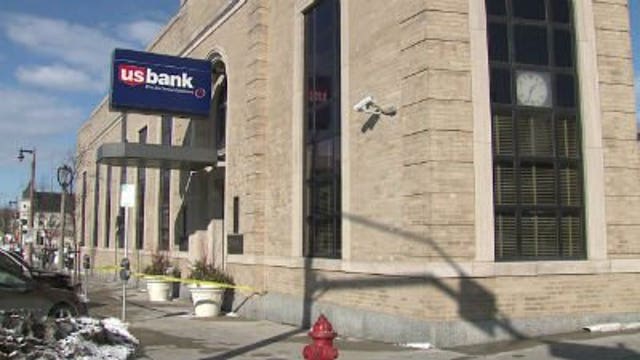 Police seeking suspect who robbed U.S. Bank on N. Farwell