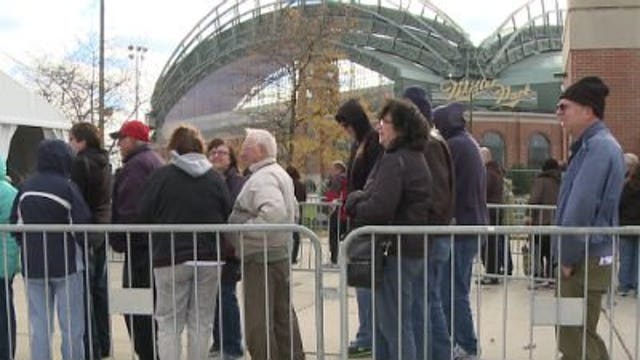 Thousands line up at Miller Park for We Energies Cookie Book