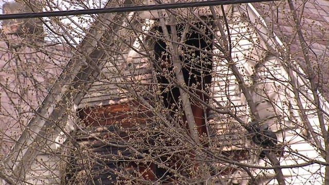 1 adult, 4 children safely escape fire near 33rd and Hadley in Milwaukee