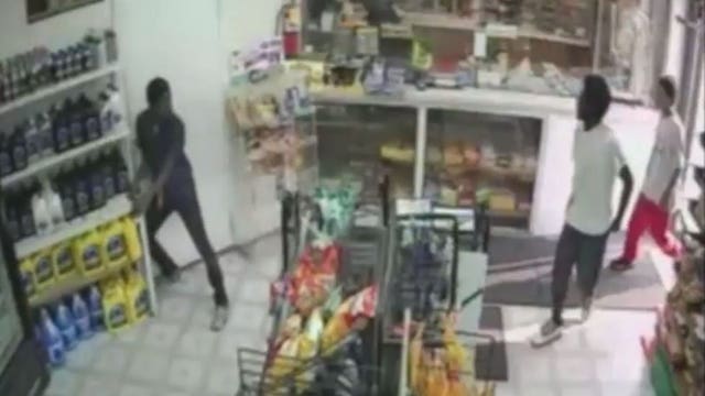 Video: Milwaukee police seek 4 suspects after armed robbery at Amstar gas station