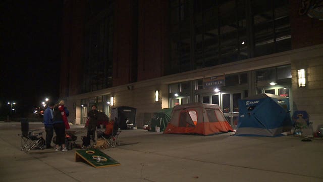 Brewers Arctic Tailgate: Fans camp out to get their hands on tickets