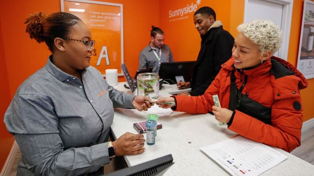 Nearly $3.2 million of pot products sold on 1st day of legal sales in Illinois