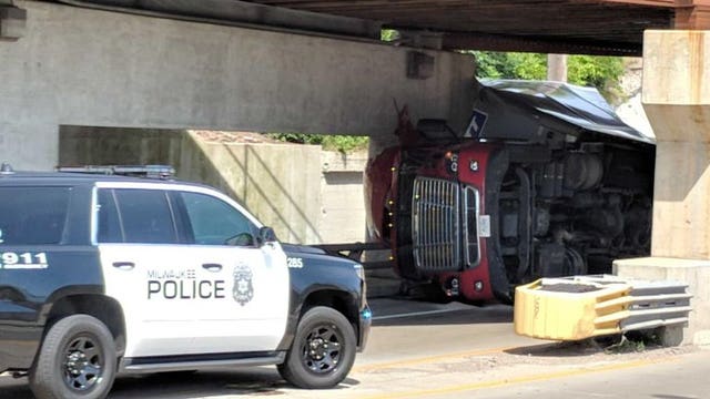 Truck strikes train bridge on Kinnickinnic Avenue, shuts down southbound traffic