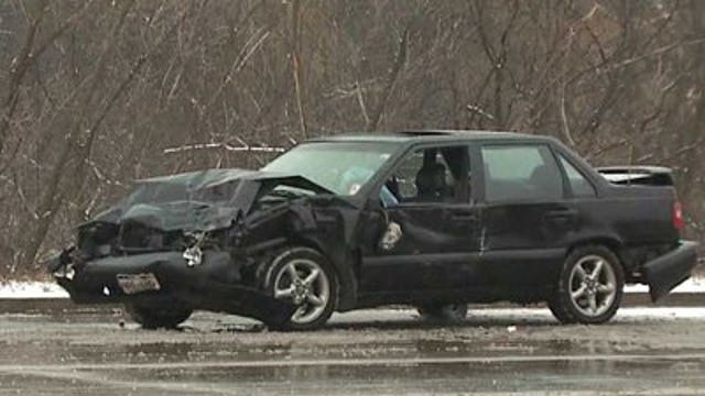 Woman dies in three-car wreck in Waukesha