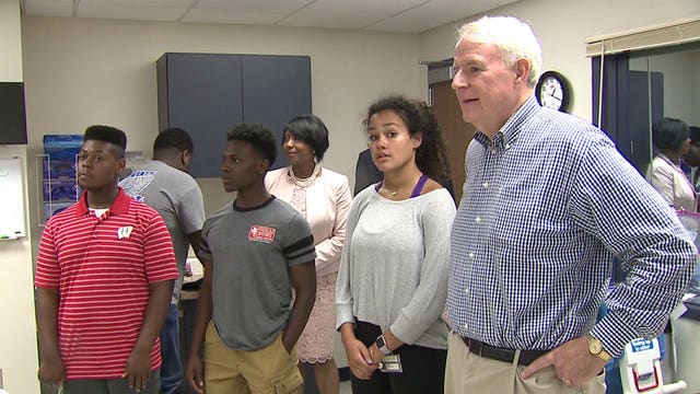 20 Milwaukee teens begin summer jobs as part of Mayor Barrett's "Earn and Learn" program
