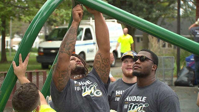 Packers players help build playground in Milwaukee as part of 'Huddle for 100' initiative