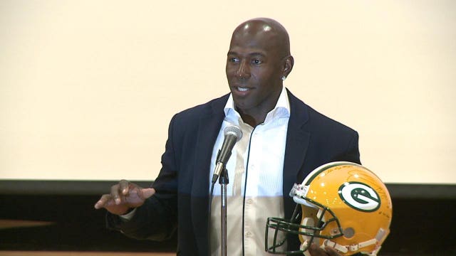 Students cheer as Donald Driver makes appearance at middle school