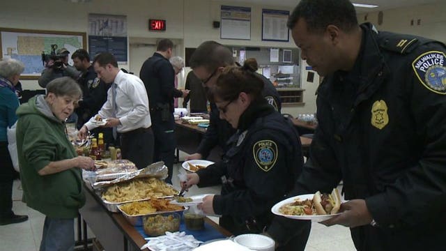 A way to say "thanks:" Block Watch group delivers lunch to MPD officers at District 7