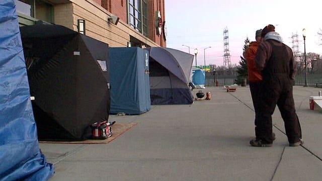 "It's a paradise out here!:" Brewers fans start lining up at Miller Park for the Arctic Tailgate
