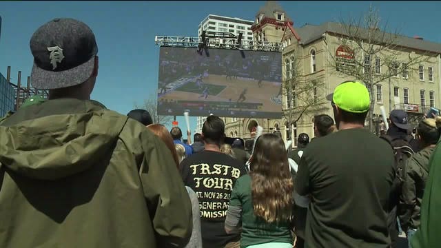 "This is awesome:" Milwaukeeans have playoff fever as Bucks, Raptors series tied at 2-2