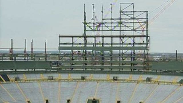Group gets sneak peek into construction at Lambeau Field