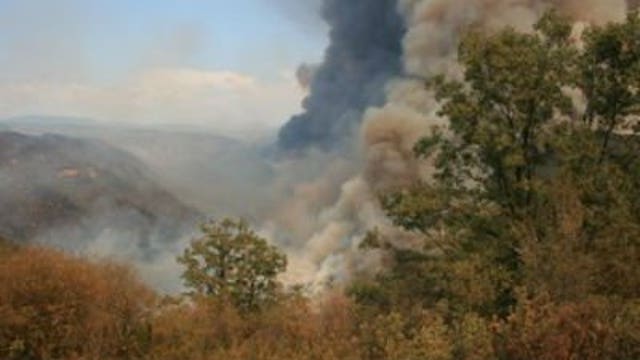 Spreading wildfire around Yosemite feeds on dry vegetation