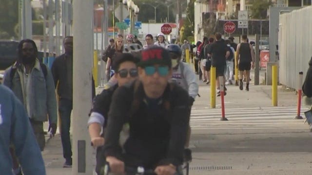 ‘A complete zoo:' Santa Monica closes beach parking lots, Malibu issues reminder to deter crowds