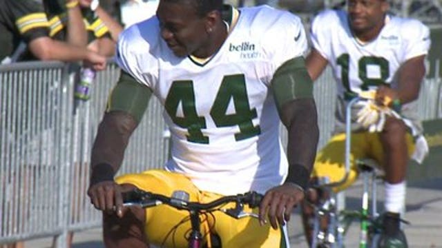 Packers James Starks rehabbing hamstring on old school bicycle
