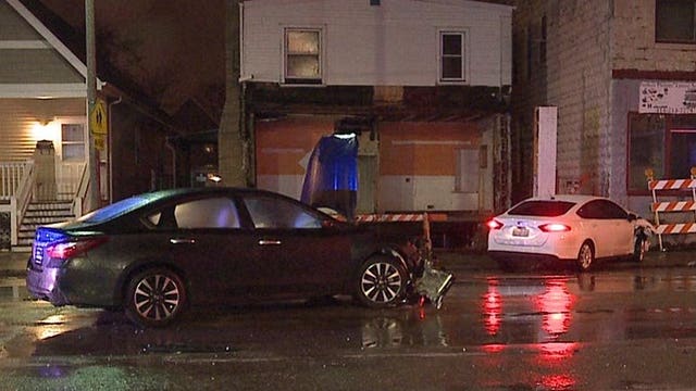 Police: Driver struck traffic signal in 2-vehicle crash near 27th and Fond du Lac