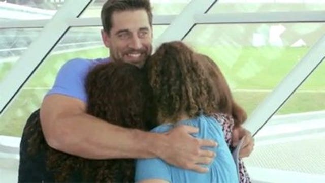 Aaron Rodgers surprises 3 sisters at Milwaukee Art Museum