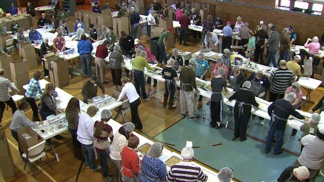 "It brightens my day:" Volunteers fill plates, deliver Thanksgiving meals to seniors in need