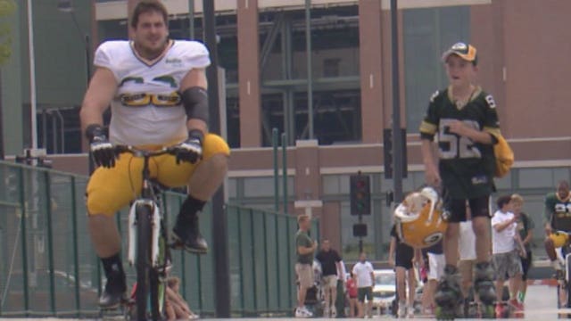 “Literally took my breath away!" Packers rookie does something amazing for his Training Camp "bike buddy"