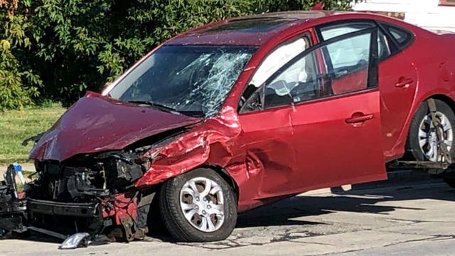 Milwaukee police: 1 person hurt after 2-vehicle wreck near 12th and Highland
