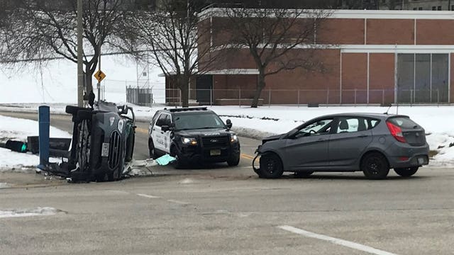 Milwaukee police investigate 2-vehicle wreck on Lincoln Memorial Drive