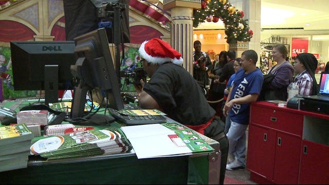 Last minute shoppers crowd area malls and stores