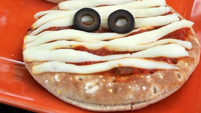 Spooktacular recipes: See how to make pizzas “spooky” and fun for Halloween