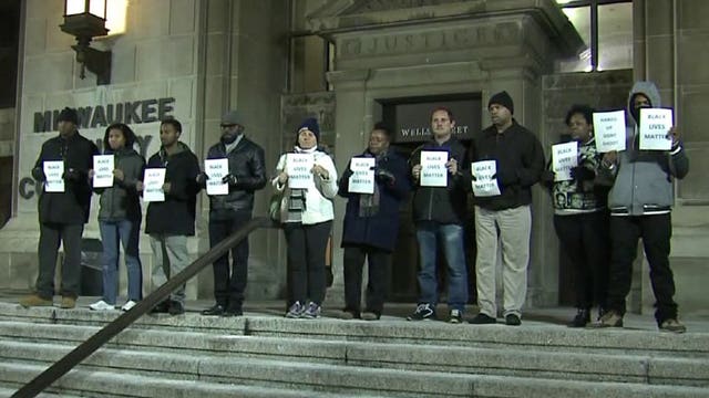 Smaller group of Dontre Hamilton supporters rally Wednesday evening, this time at the Courthouse