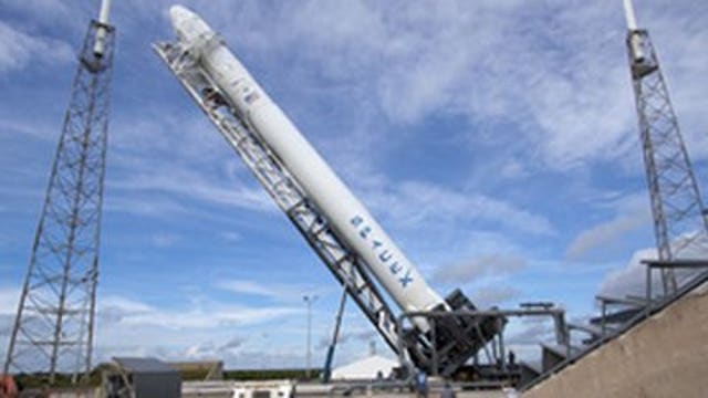 SpaceX Dragon on course, despite engine failure