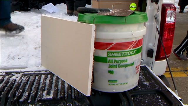 Packers fans enjoy winnings, including drywall & spackle, from bet with New York City mayor