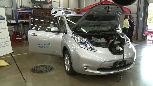Johnson Controls donates two electric motor vehicles to Pulaski High School